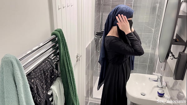Ya Ampun! Gak Nyangka Cewek Arab Bisa Sepanas Itu. Aku Lihat Langsung Cewek Arab Berjilbab Lagi Colmek Di Kamar Mandi.
