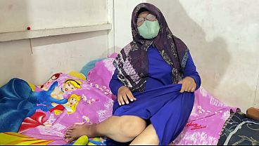 Wanita Berhijab Lagi Mainin Diri Sendiri Sampai Keenakan.