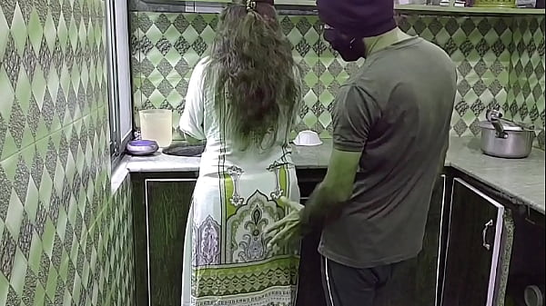 Bini Tetangga Lagi Sibuk Masak Di Dapur, Langsung Digenjot Dari Belakang Sambil Ngomong Mesum Pake Bahasa Hindi