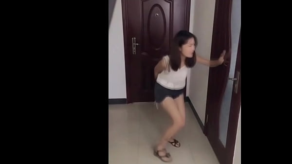Cewek-cewek China Udah Kebelet Pipis Banget, Sampe Ngos-ngosan Dan Nahan-nahan Gelisah.