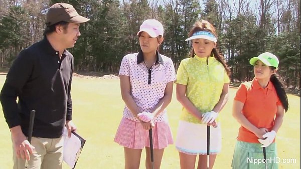 Gadis Asia Nakal Main Golf Tanpa Busana, Goyangin Pantat Seksi Di Lapangan.