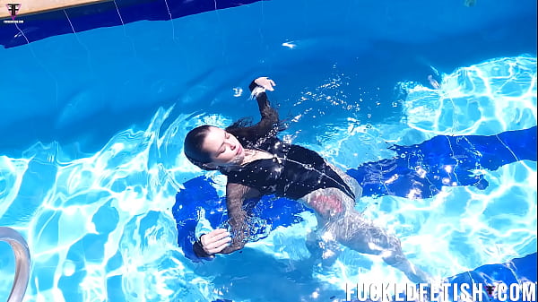 Jessica Bunny Berenang Telanjang Di Kolam, Airnya Basah Dan Panas Penuh Nafsu.