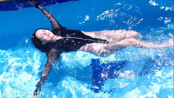 Bikini Basah Kena Air, Tubuh Jessica Bunny Mulus Basah Kuyup, Gaya Renang Bikin Ngiler.