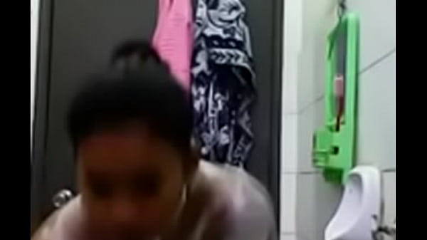 Narsis Parah Abis, Crot Depan Kaca Sambil Ngintip Kontol Sendiri
