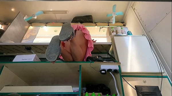 Lihat Perempuan Sialan Ini Sangat Seksi Saat Membungkuk Di Meja – Sudut Pandang Rok Tersembunyi